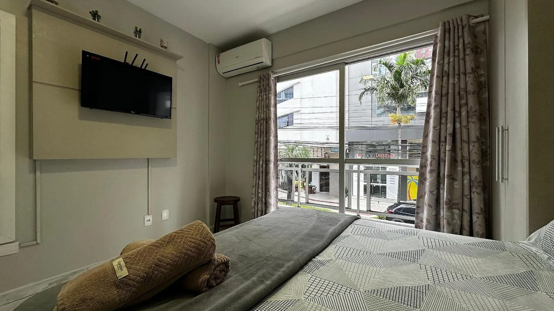Ma01- Kitnet Com Ar | Vista Big Wheel | Garagem Apartamento Balneário Camboriú